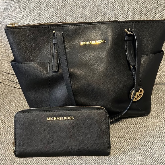 MICHAEL Michael Kors Jet Set East West Top Zip Tote and wallet Combo - Picture 1 of 9